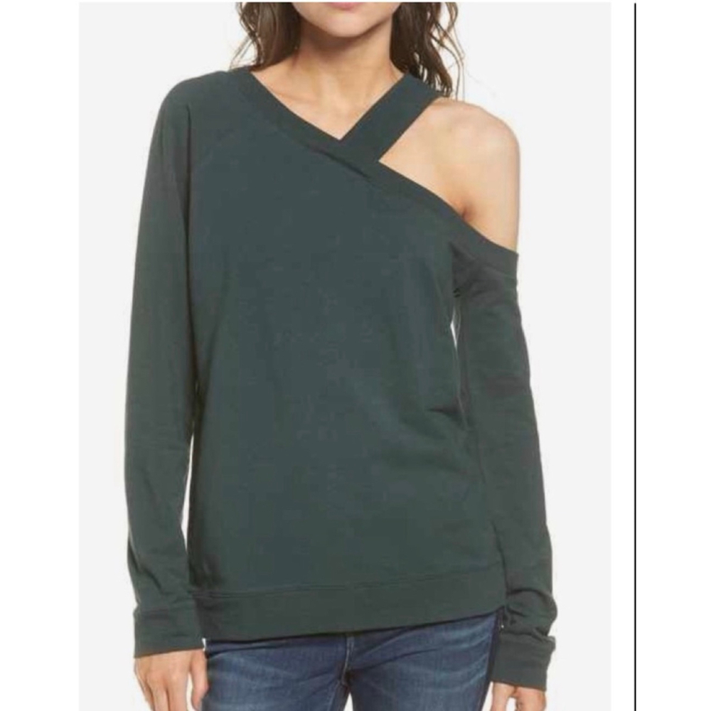 NWT Treasure and Bond Asymmetrical Off
Shoulder Sweatshirt Green Gables Small